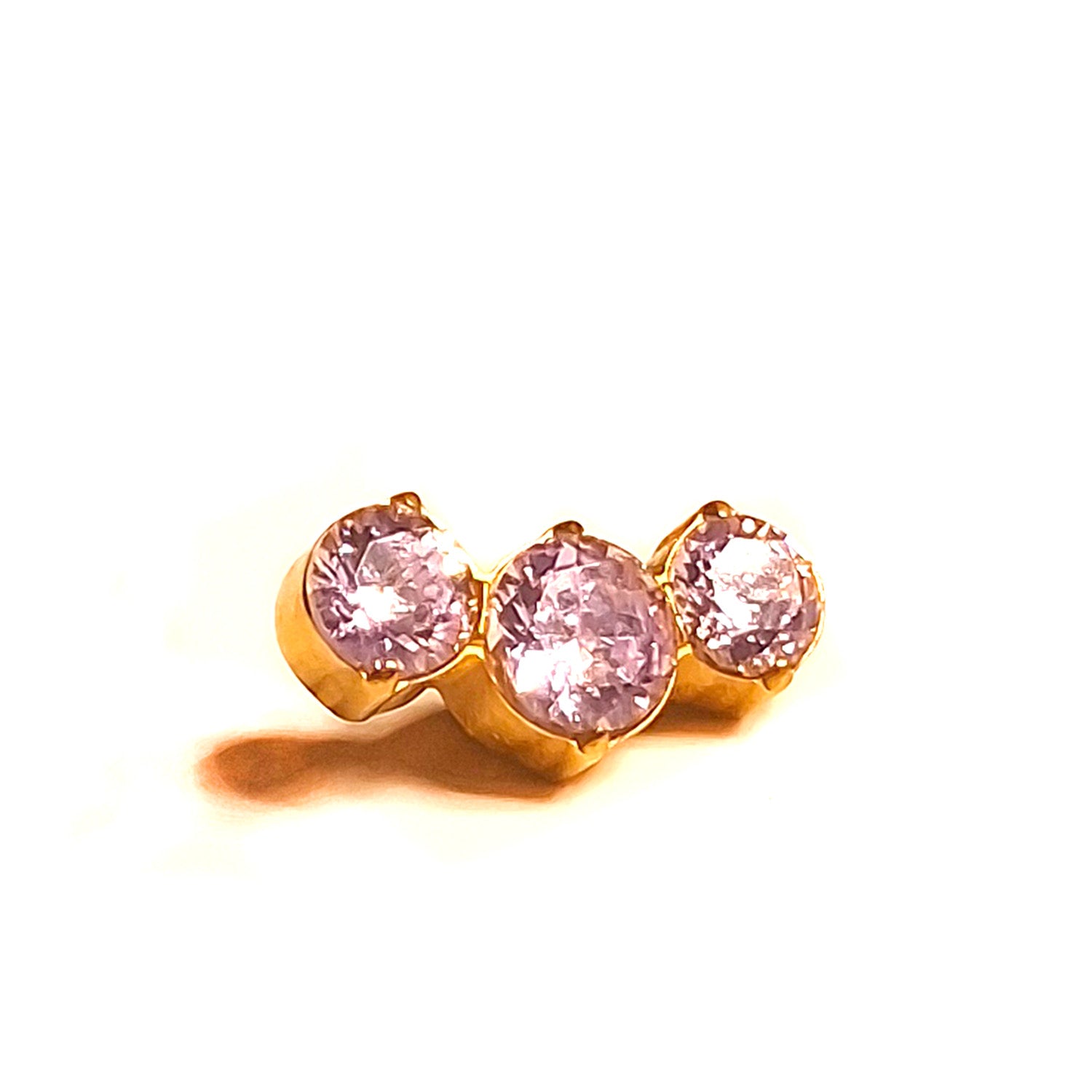 Puce interne dorée avec trois strass rondes