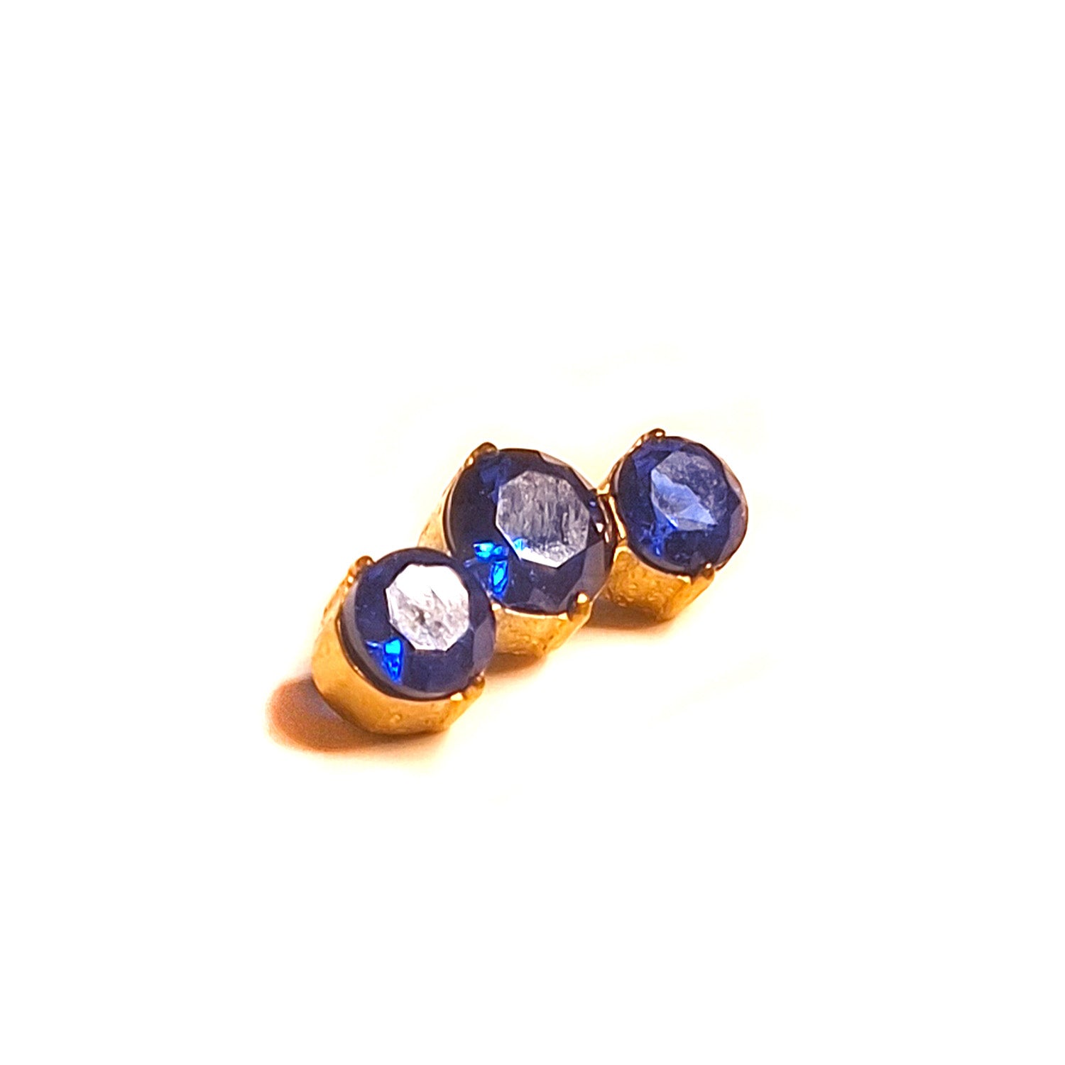 Puce interne dorée avec trois strass rondes