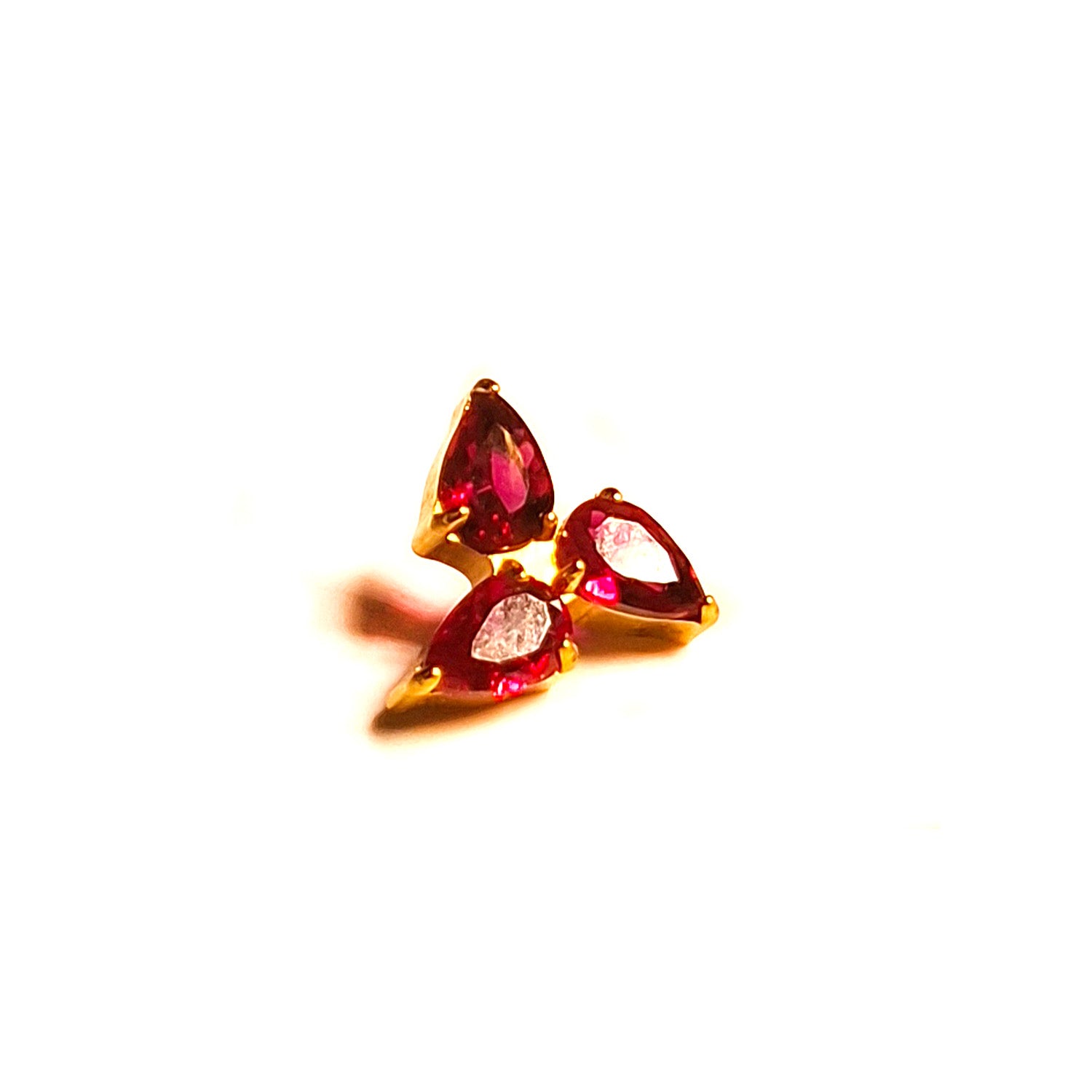 Puce interne dorée triangulaire avec pierres rouges ovales