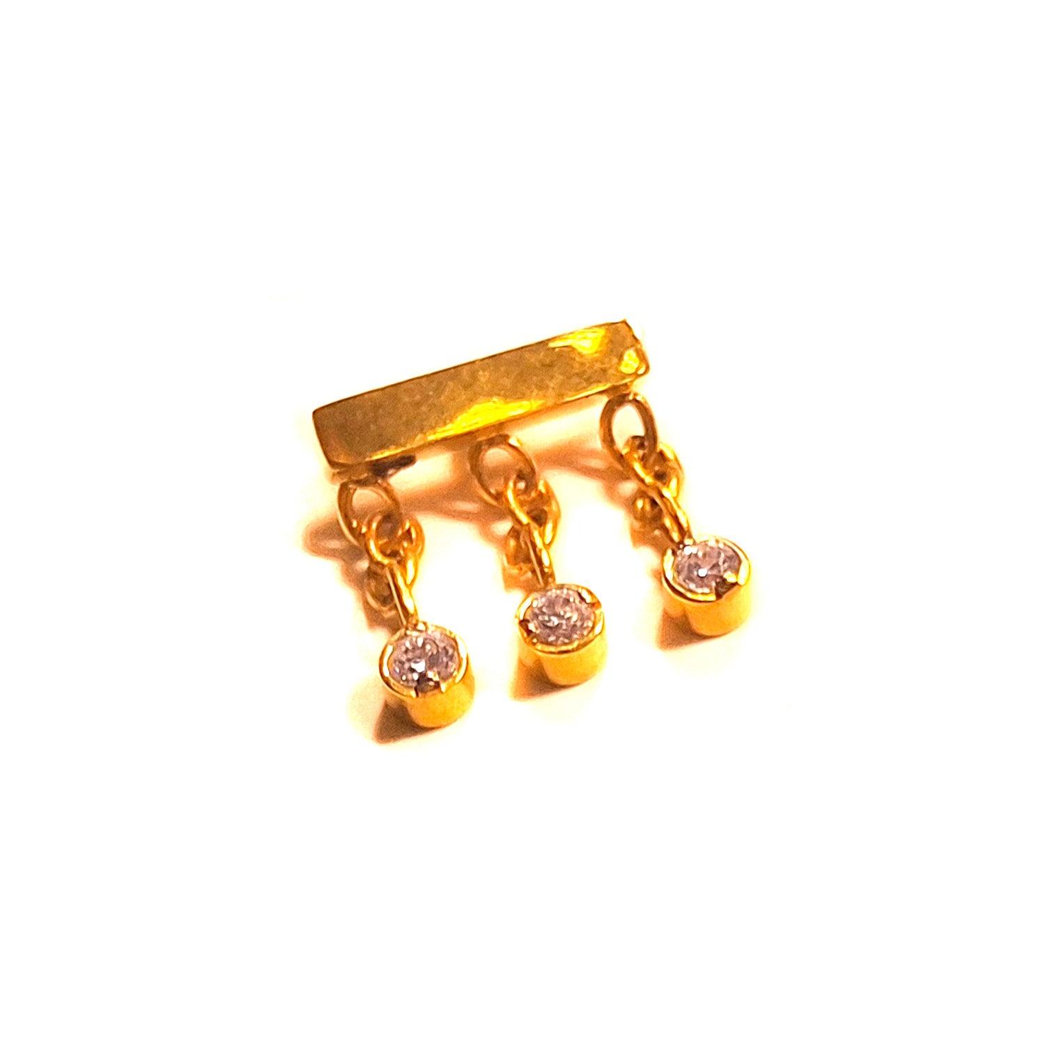 Puce interne avec trois strass pendantes