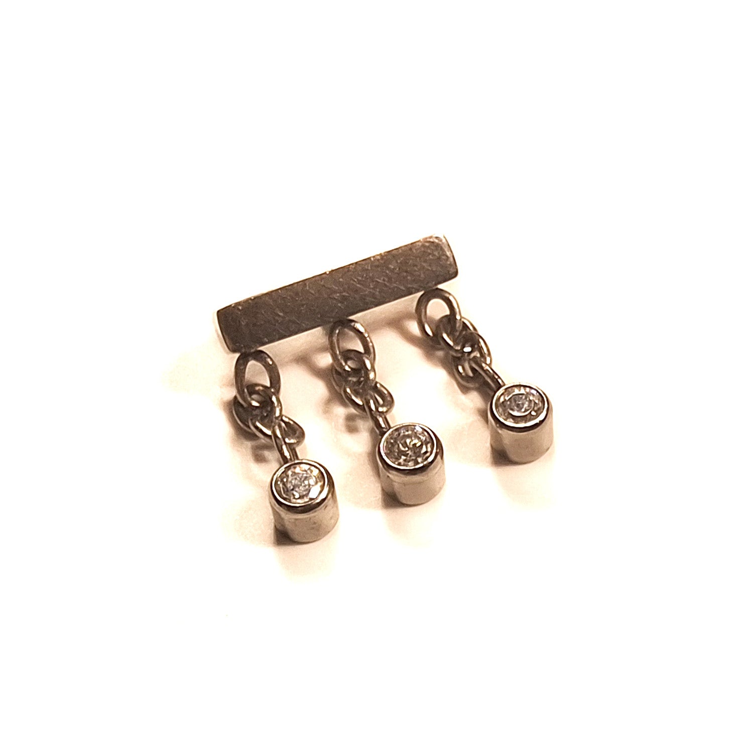 Puce interne avec trois strass pendantes