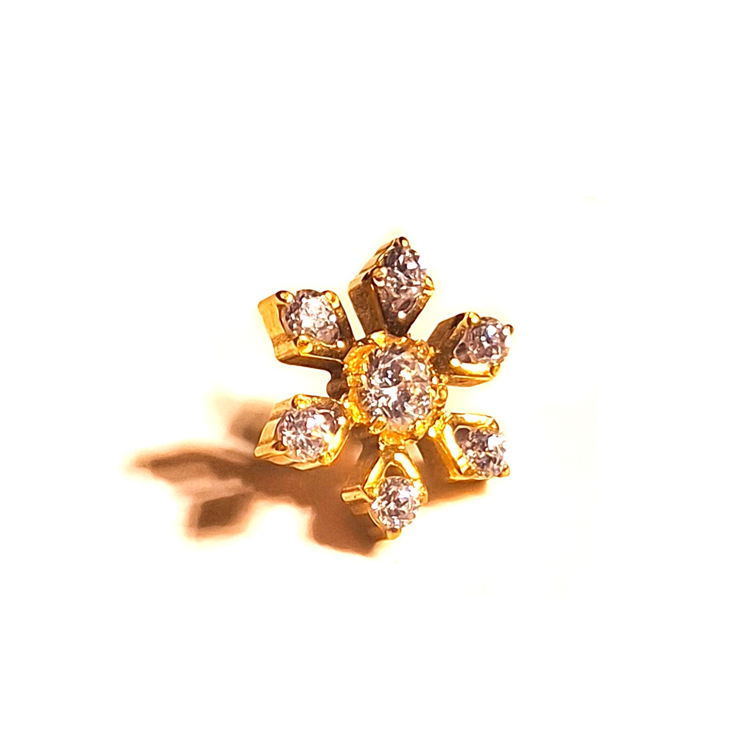Puce interne dorée fleur à six strass et un strass central